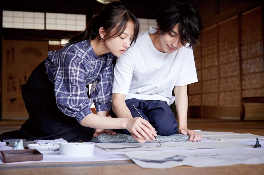 映画「線は、僕を描く」のワンシーン写真