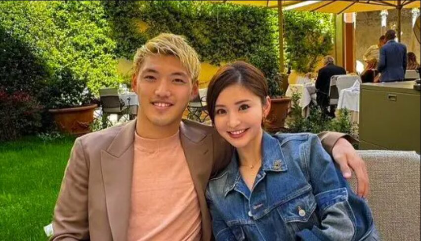 堂安律さんと明松美玖さんのツーショット写真