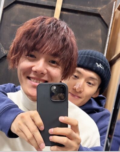 【画像】向井康二となみきの匂わせ6選！スマホケースやポーズもお揃い？