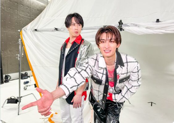 【画像】向井康二となみきの匂わせ6選！スマホケースやポーズもお揃い？