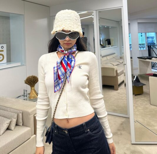 テテさんとジェニーさんの匂わせ⑫パリデートの写真と同じ服