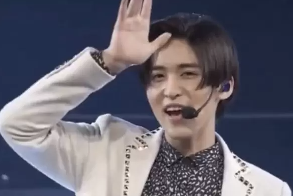 岡崎紗絵さんと目黒蓮さんの匂わせおでこポーズ