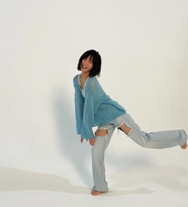 岡崎紗絵さんと目黒蓮さんの匂わせ⑥コーディネートが一緒(ニットとダメージジーンズ)