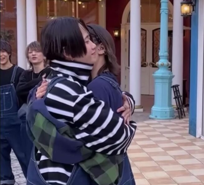 はうきさんと政宗さんのハグ画像