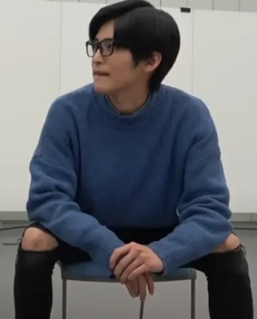 岡崎紗絵さんと目黒蓮さんの匂わせ⑥コーディネートが一緒(ニットとダメージジーンズ)