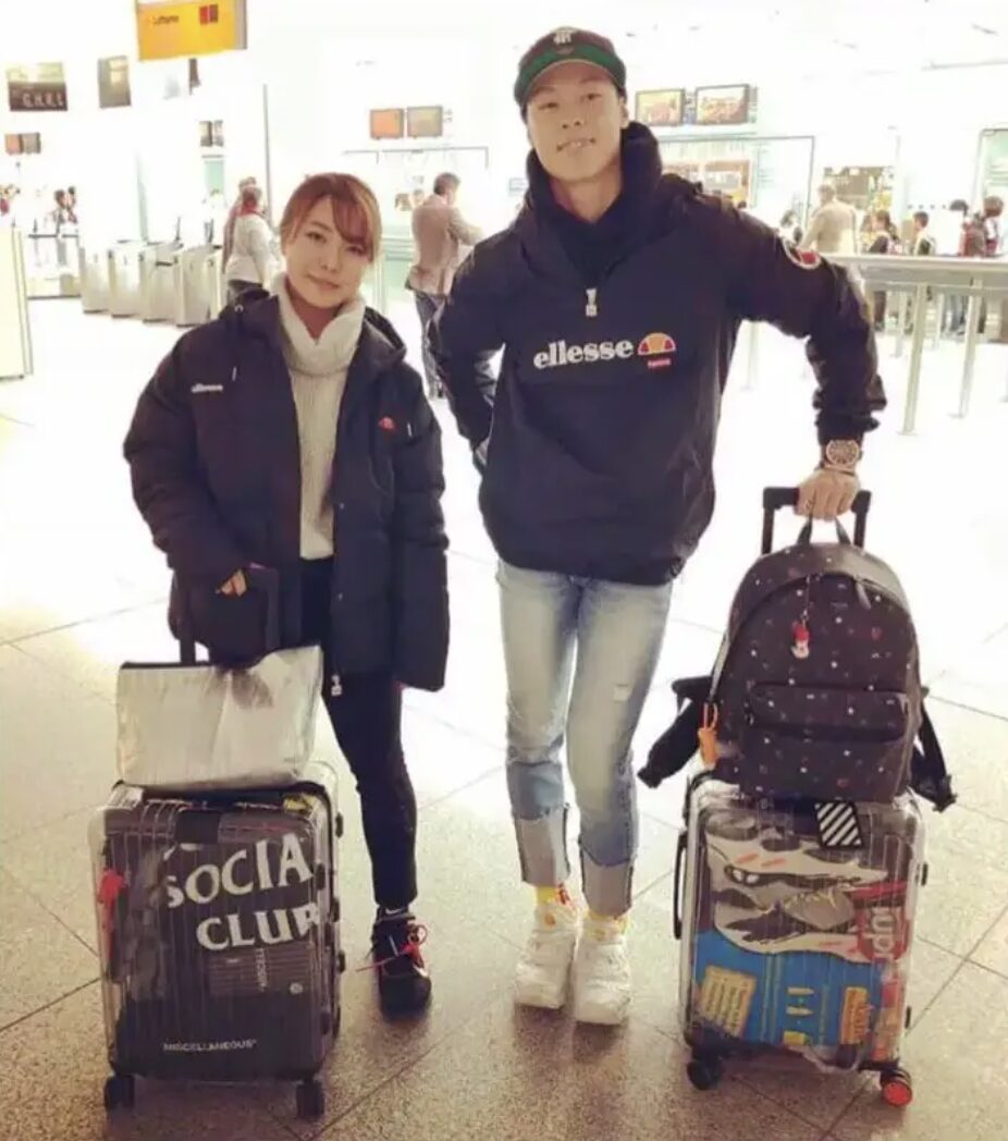 高梨沙羅　小林陵侑　お揃いのrimowaスーツケース投稿