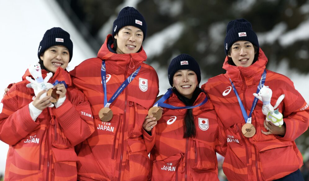 丸山希　お似合いと噂の彼氏　小林陵侑　団体戦後の写真