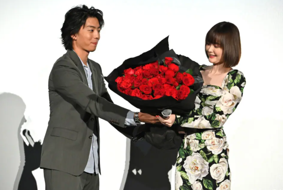 伊藤健太郎と玉城ティナの画像
