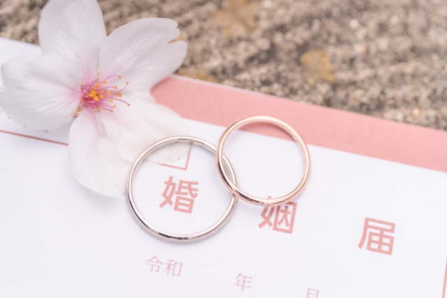 婚姻届けと結婚指輪の画像