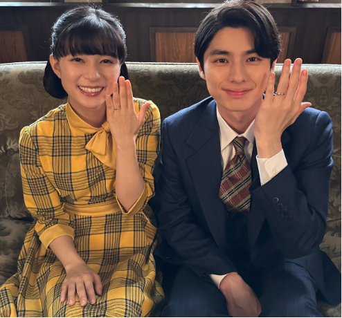 本田響矢と芳根京子が指輪を見せている画像