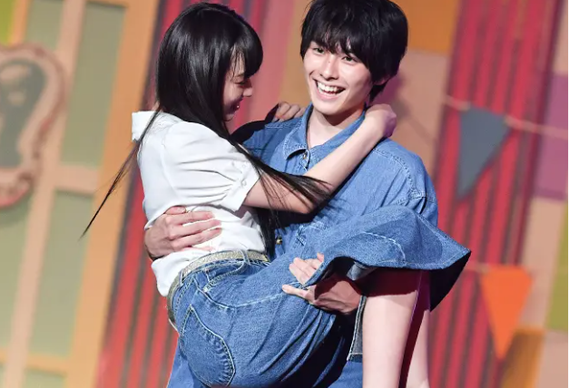 本田響矢さんが鶴嶋乃愛さんを『お姫様抱っこでランウェイを歩く画像