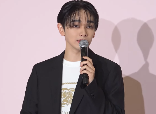 インタビューに答えている宮世琉弥