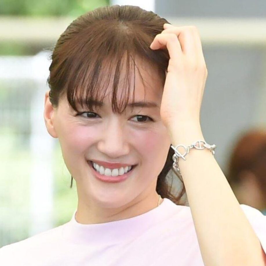 綾瀬はるかさんのブレスレット着用画像
