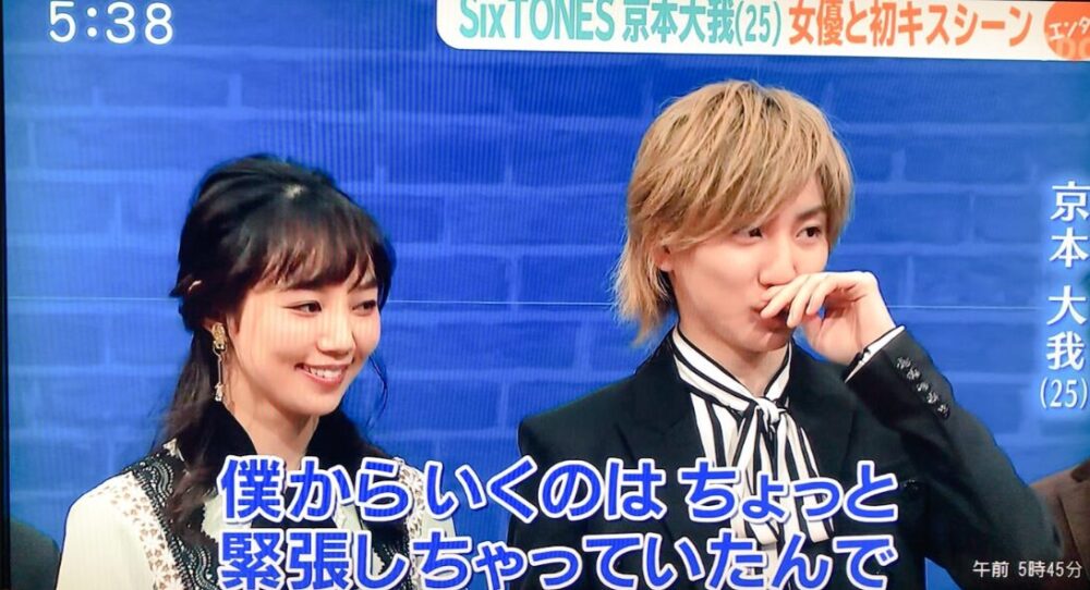 『ニュージーズ』でのキスシーンについてテレビで語っている京本大我と咲妃みゆ