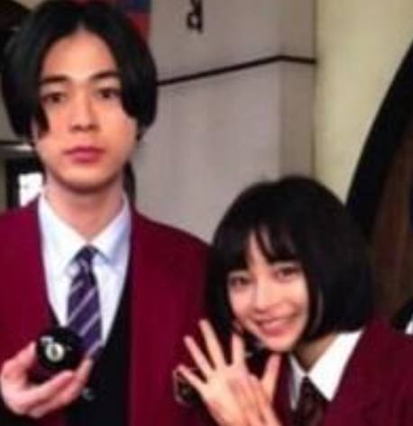 学校のカイダンで共演した広瀬すず×成田凌の画像