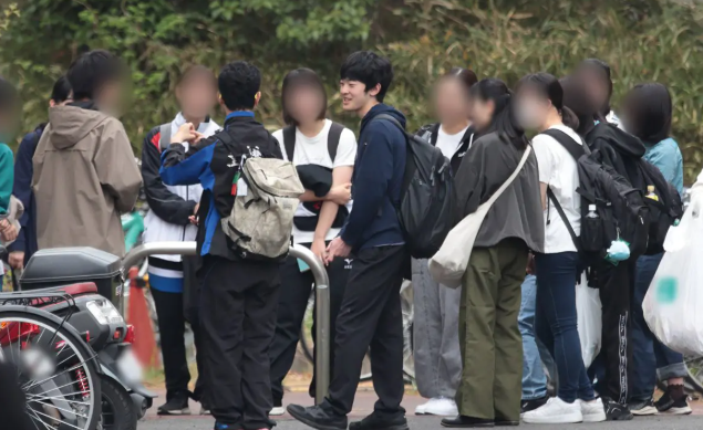 女性自身に掲載されていた歓談される悠仁さまの画像