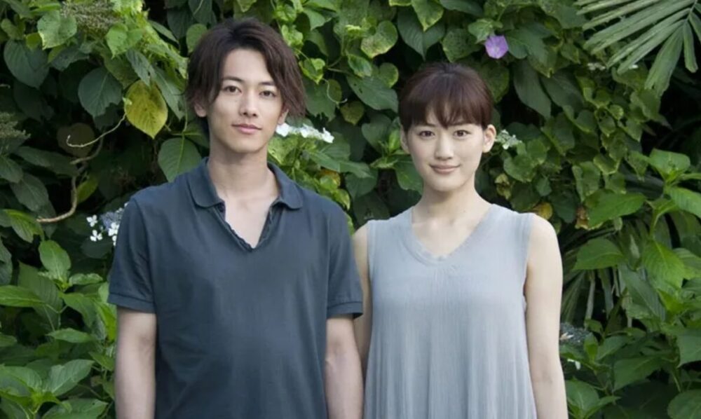 綾瀬はるかさんと佐藤健さんのツーショット写真
