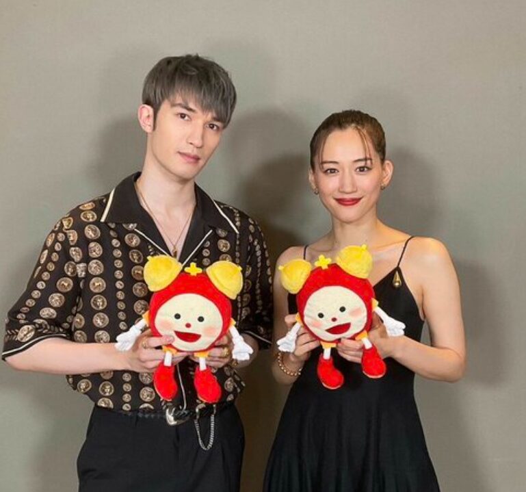 綾瀬はるかさんとジェシーさんのツーショット写真