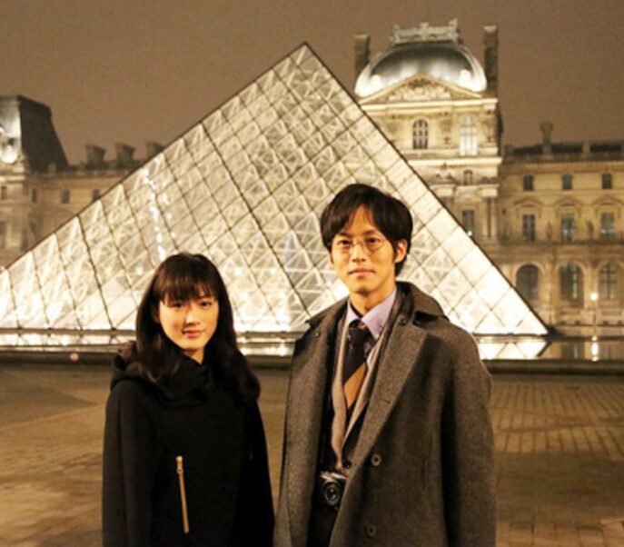 パリロケ中の綾瀬はるかさんと松坂桃李さんの画像