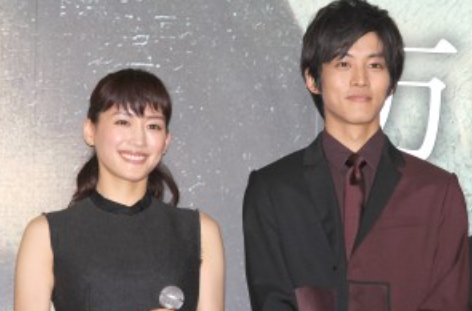 綾瀬はるかさんと松坂桃李さんのツーショット画像