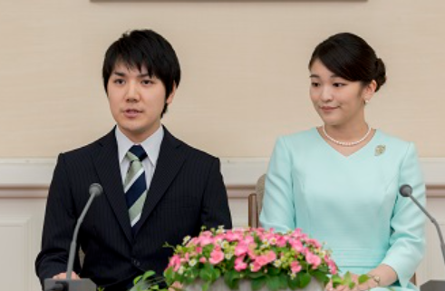ご婚約内定の記者会見をなさる眞子内親王殿下と小室圭氏の画像