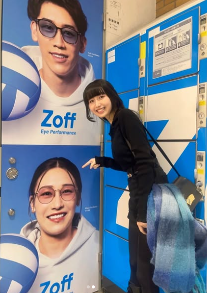 Zoffの広告の前で写真を撮るCocomi