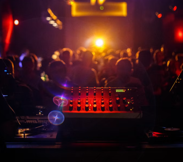 クラブのDJブースとフロアのイメージ画像