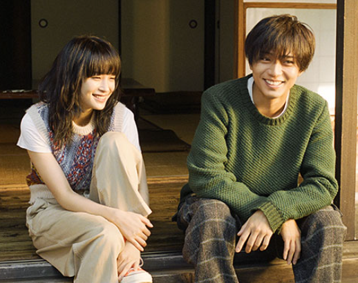 ドラマ『夕暮れに、手をつなぐ』に出演した広瀬すずと永瀬廉